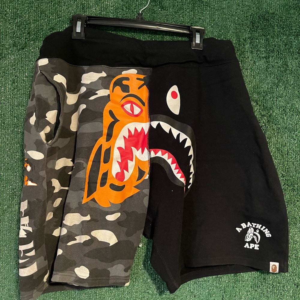 A BATHING APE SHARK SHORTS 
GLOW IN THE DARK 
size XXL 
100% AUTHENTIC
